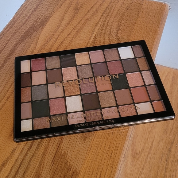 NEW Revolution Eyeshadow Palette 45 Colors Large It Up - Picture 1 of 4
